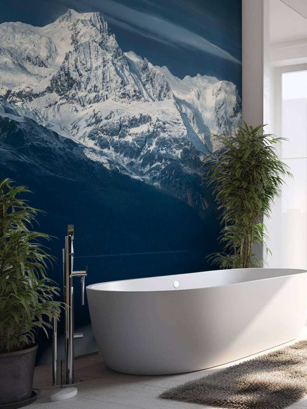 Les sommets bleu glace dans le silence