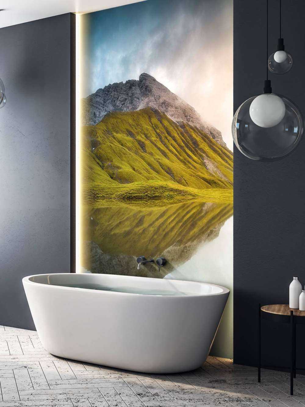 Sommet de la montagne reflété dans la lumière du matin.