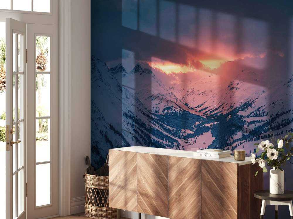 Crépuscule sur une vallée de montagne calme