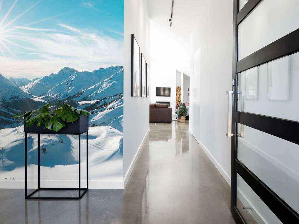 Soleil d'hiver clair au-dessus de la vallée alpine