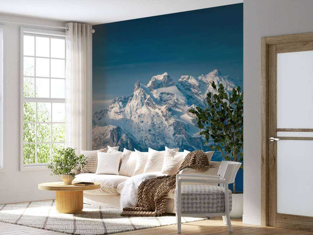 Lumière de cristal sur des sommets enneigés