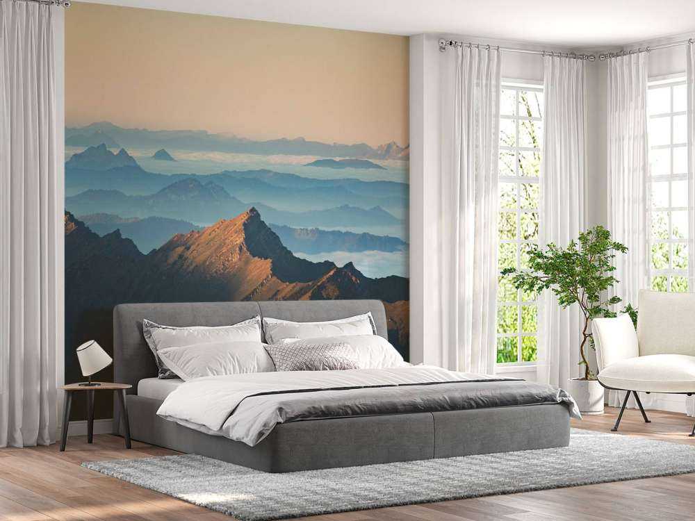 La montagne dans la brume du matin et la lumière du soleil