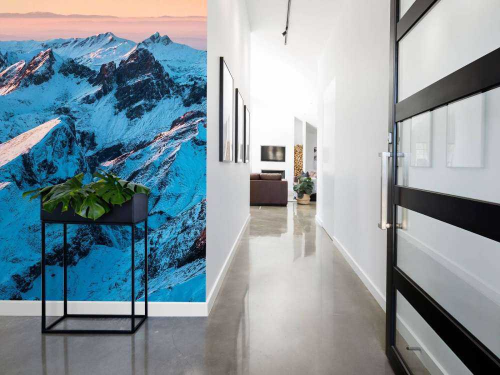 Lever du soleil sur un massif montagneux enneigé.