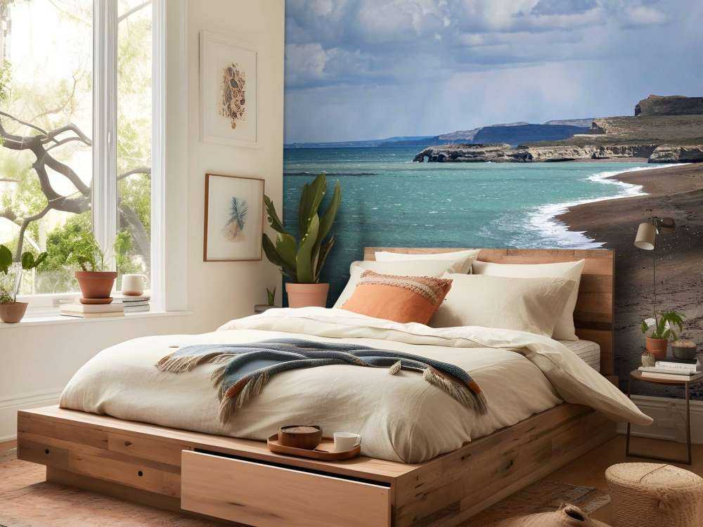 Côte escarpée avec mer turquoise.