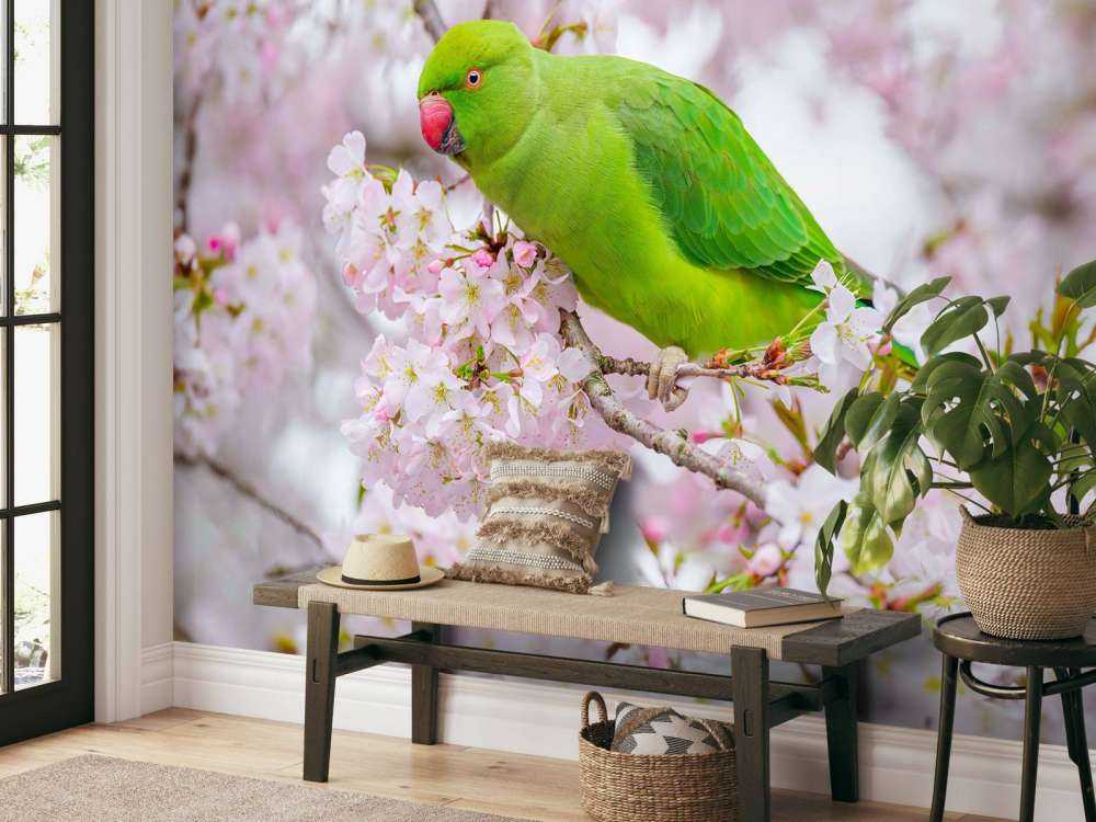 Perroquet vert parmi les fleurs