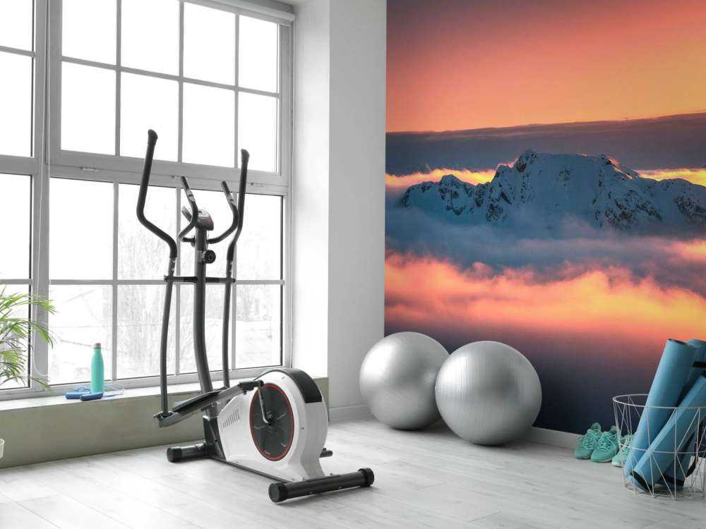 Sommet enneigé dans une mer de nuages