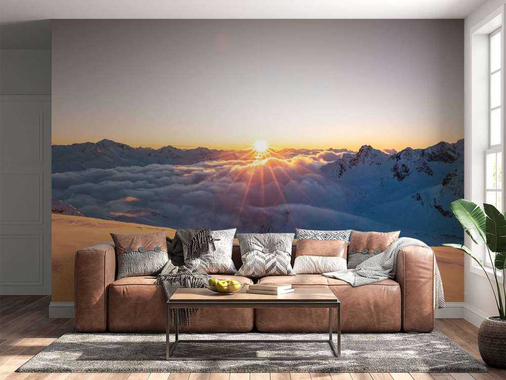 Lumière du soleil au-dessus de la couche nuageuse dans les montagnes.