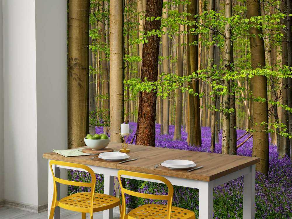 Forêt avec des fleurs violettes