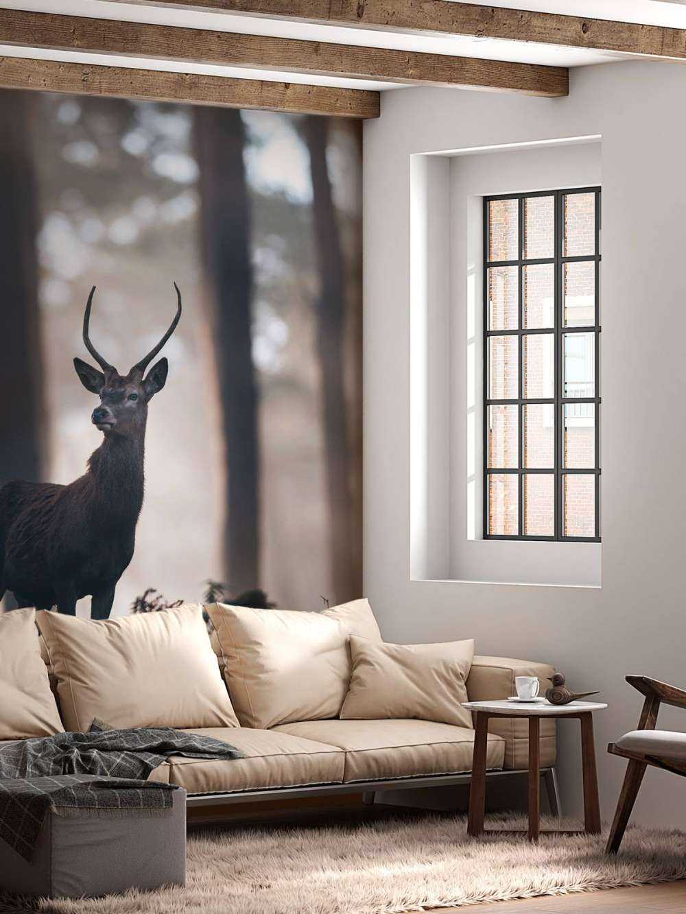 Cerf près des arbres