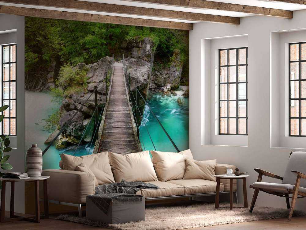 Pont sur une belle rivière bleue