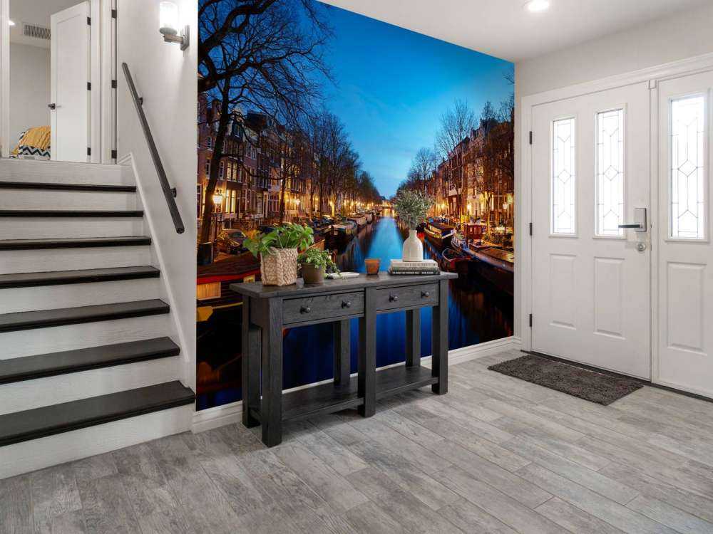 Bateaux fluviaux le long du canal illuminé