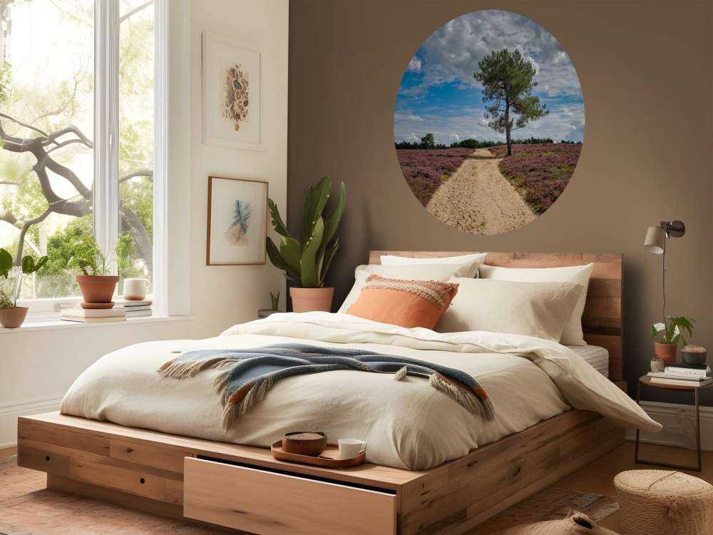 Un arbre dans la bruyère