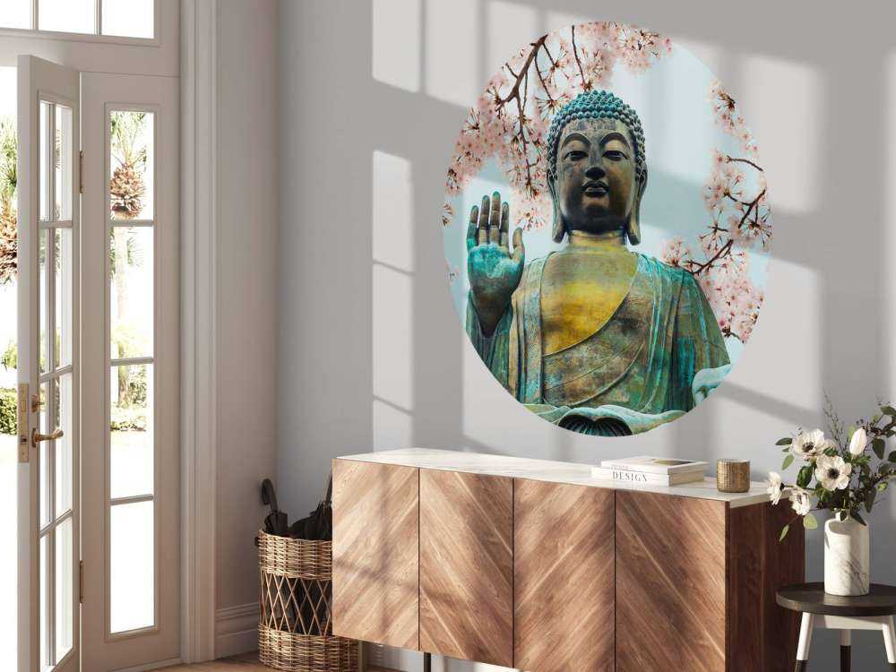 Bouddha entouré de fleurs de cerisier