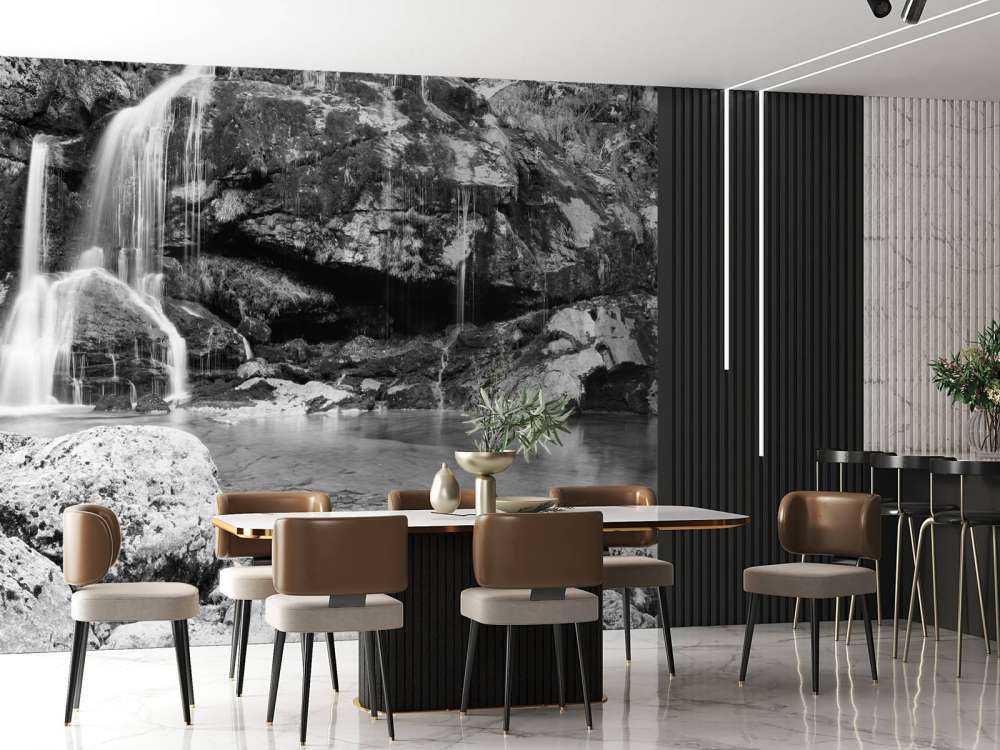 Chute d'eau au-dessus d'un mur de pierre