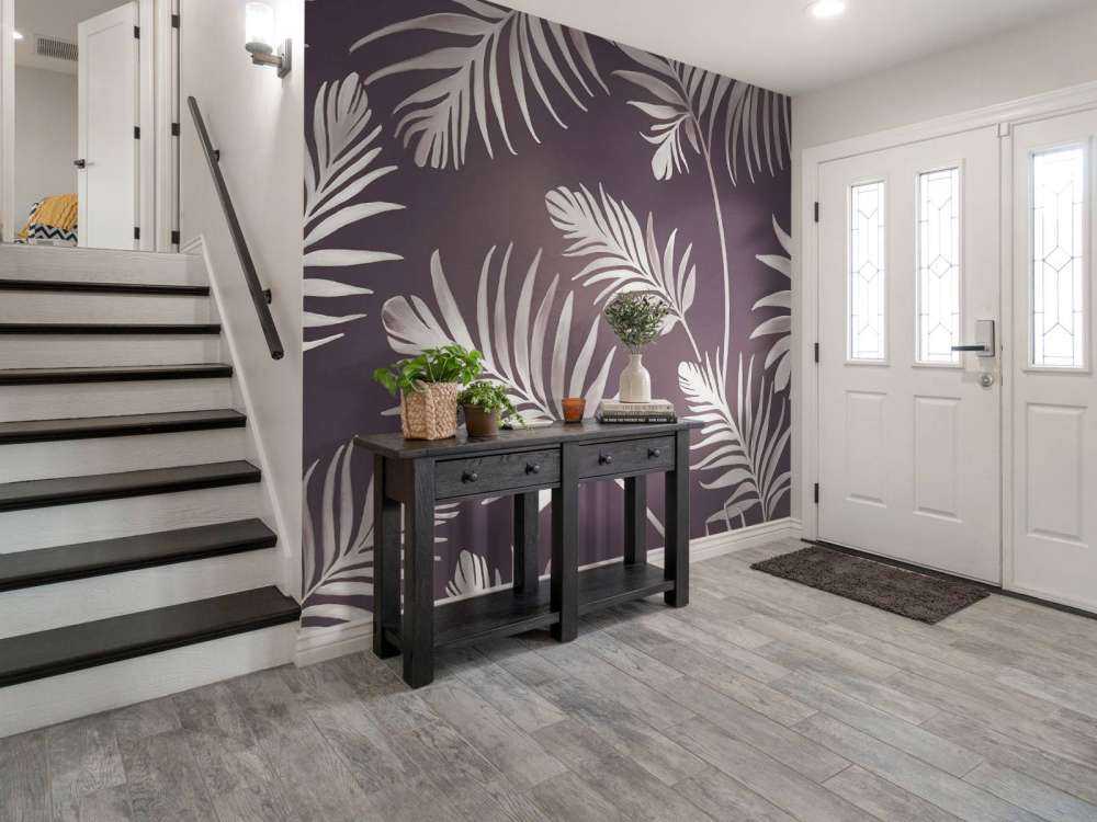 Feuilles dorées sur terre sombre