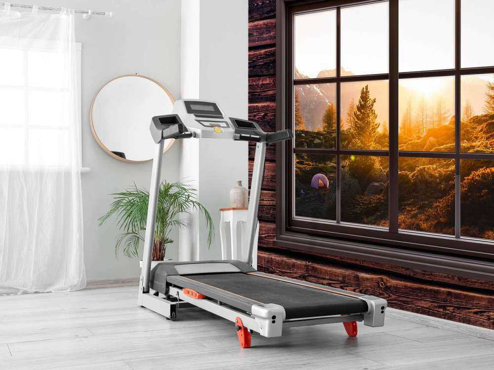 Lever de soleil dans la vallée montagneuse