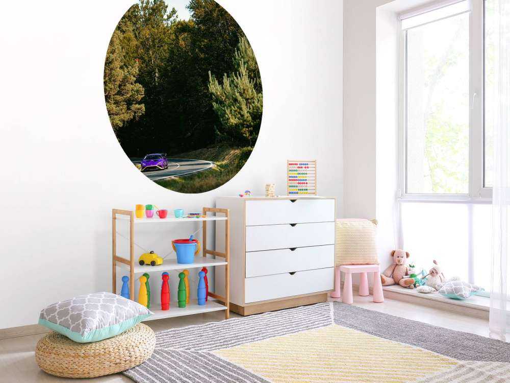 Lamborghini Huracán violette dans un paysage forestier