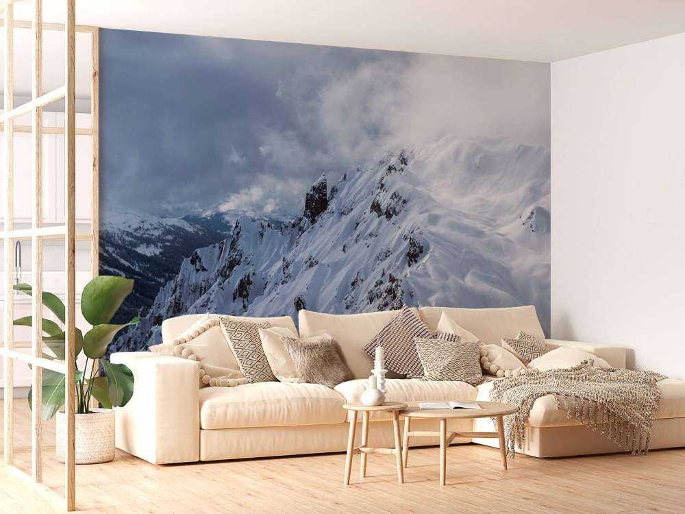 Traces profondes dans une pente enneigée silencieuse.