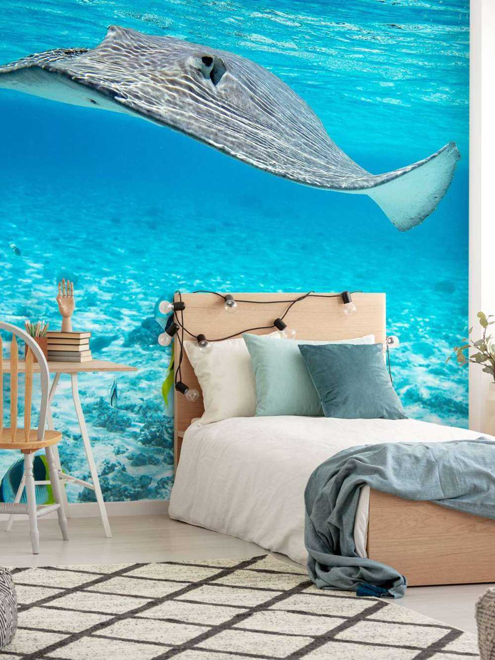 Pastenague parmi les poissons coralliens