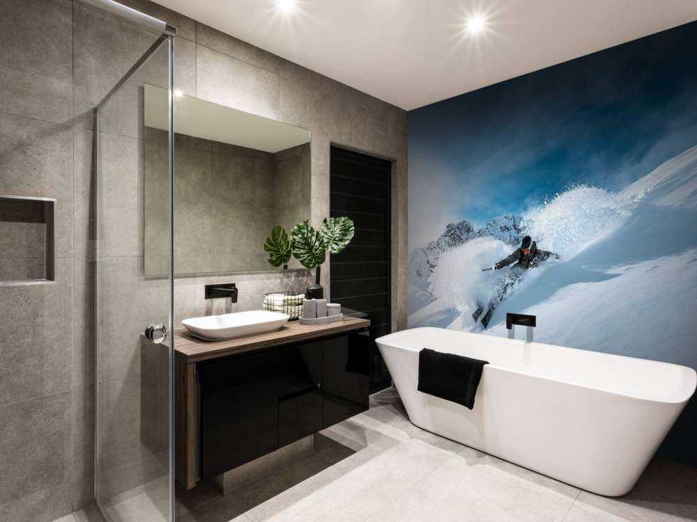 Descente en poudreuse pleine d'action par temps clair