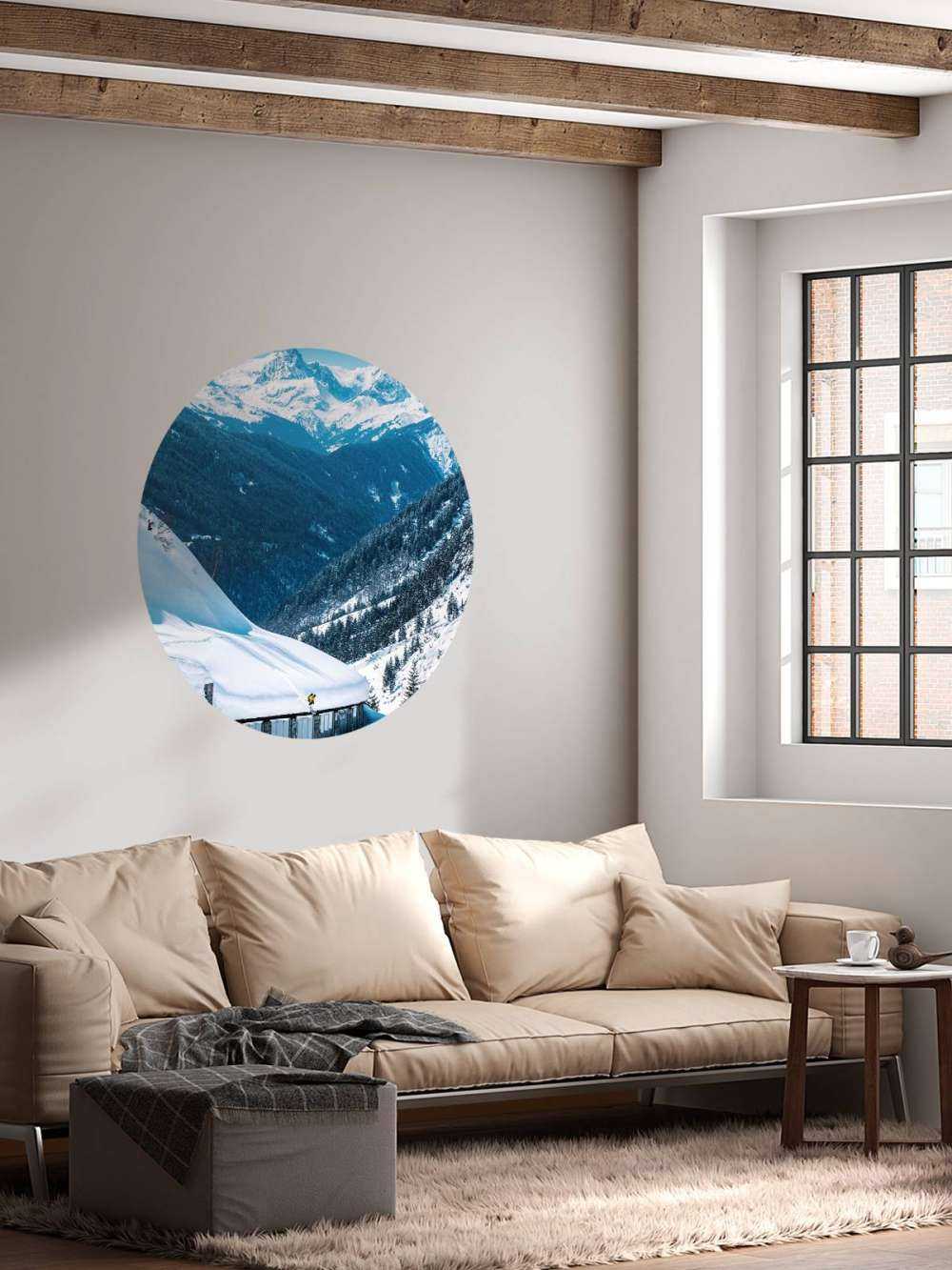 Les sommets alpins d'un bleu profond dans la neige hivernale.