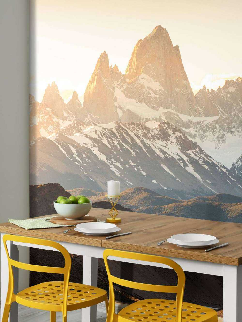 Lever de soleil doré dans la vallée de montagne