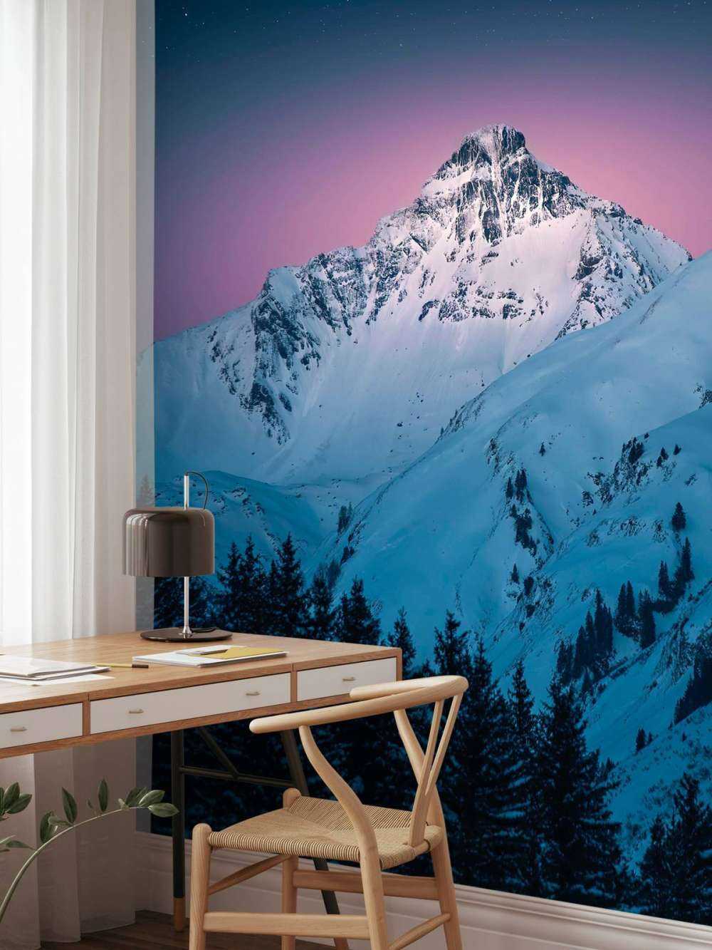 Sommet enneigé sous une nuit étoilée