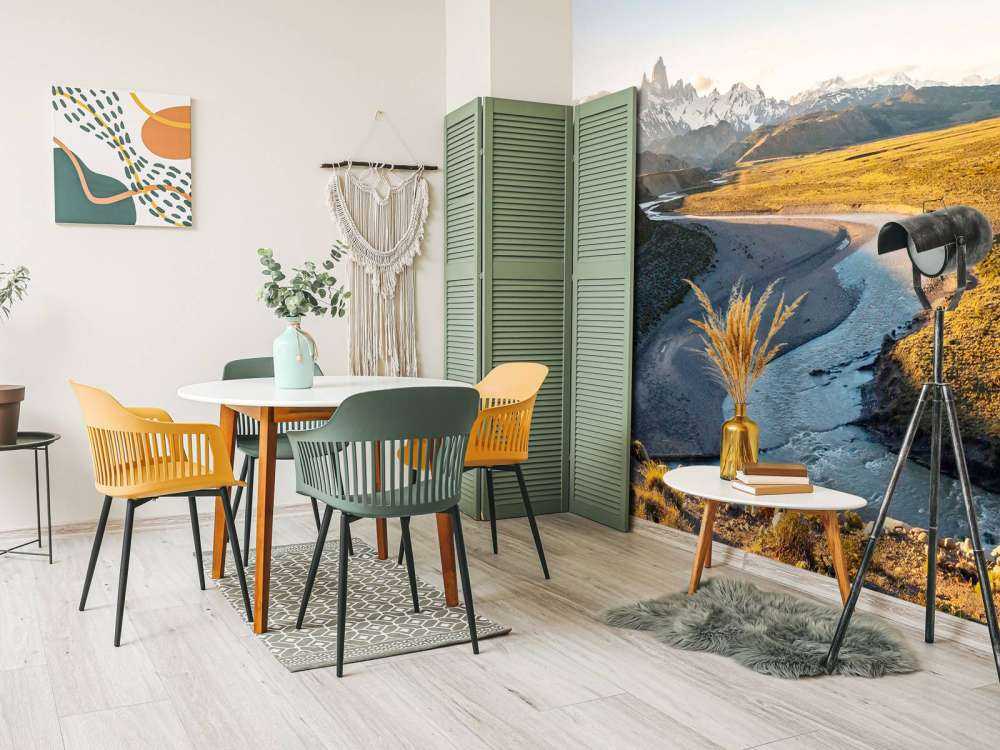 Paysage de montagne avec une rivière sinueuse dans la lumière du matin.