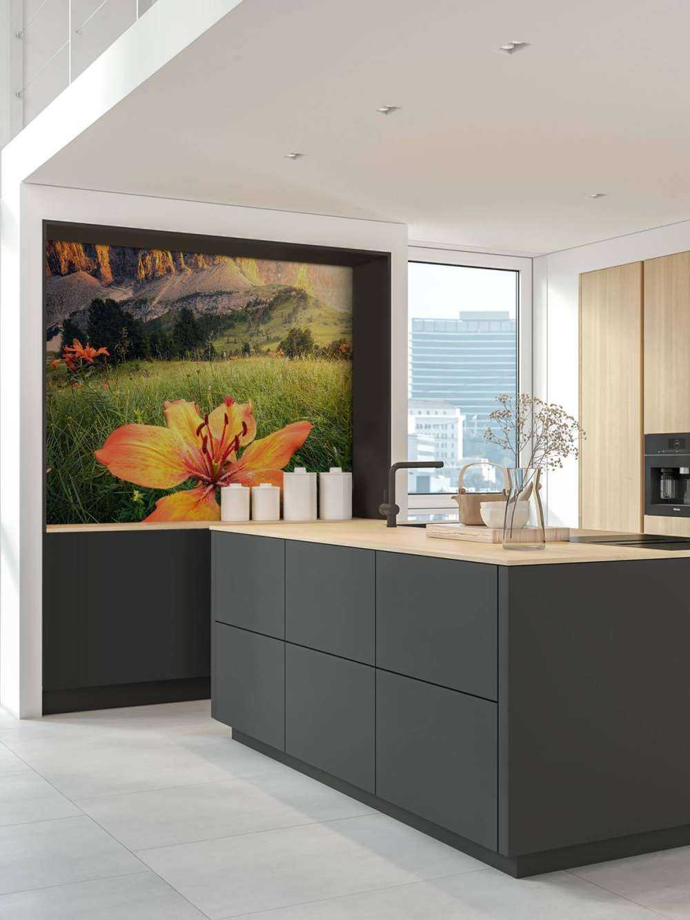 Paysage alpin ardent avec des lys