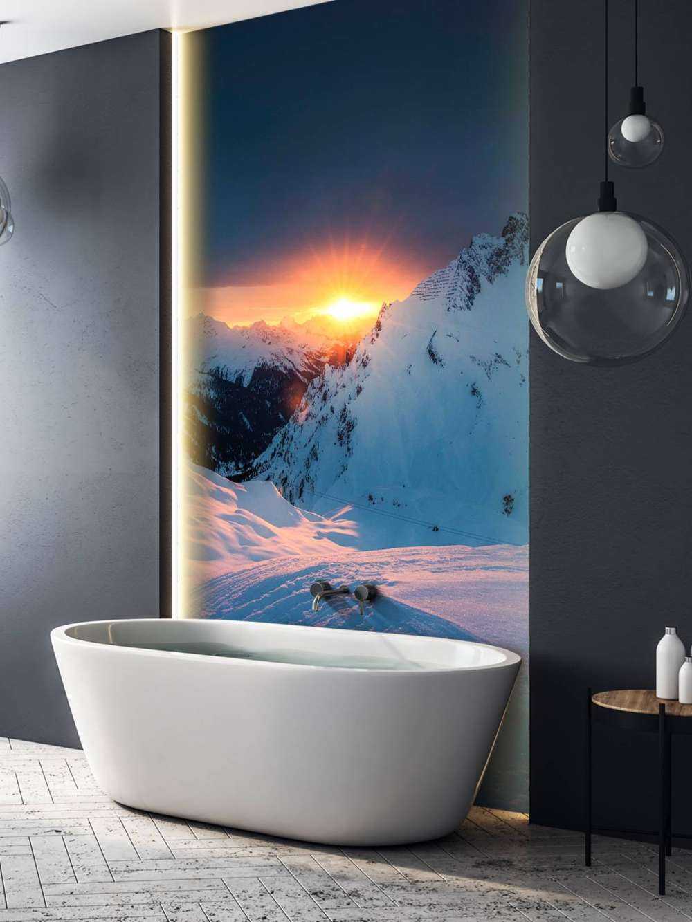 Coucher de soleil sur les sommets enneigés des Alpes.