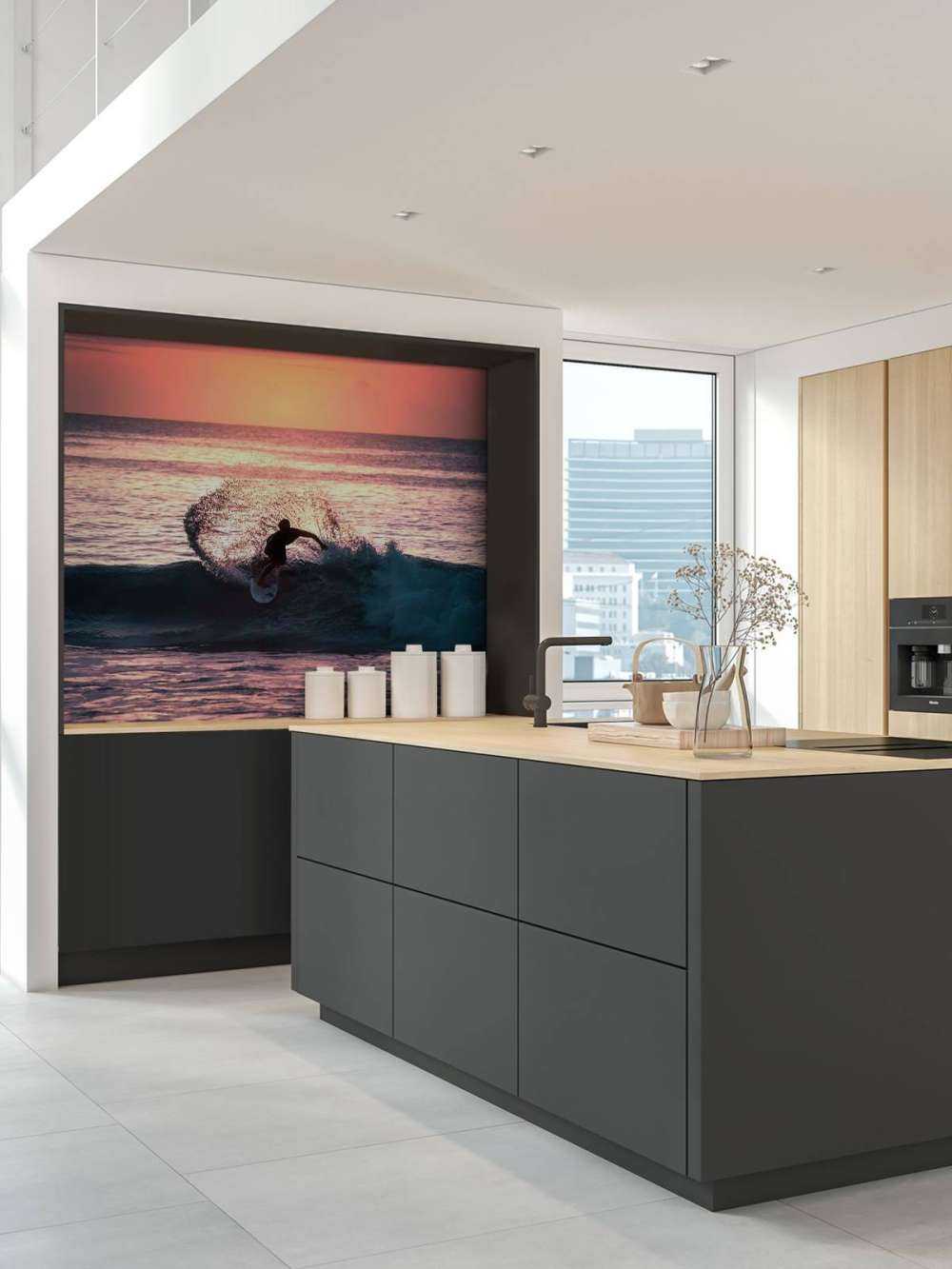 Surfeur dans la lueur rose du soir