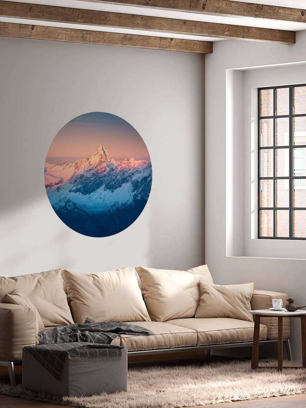 Lumière du soir sur les sommets enneigés de montagne