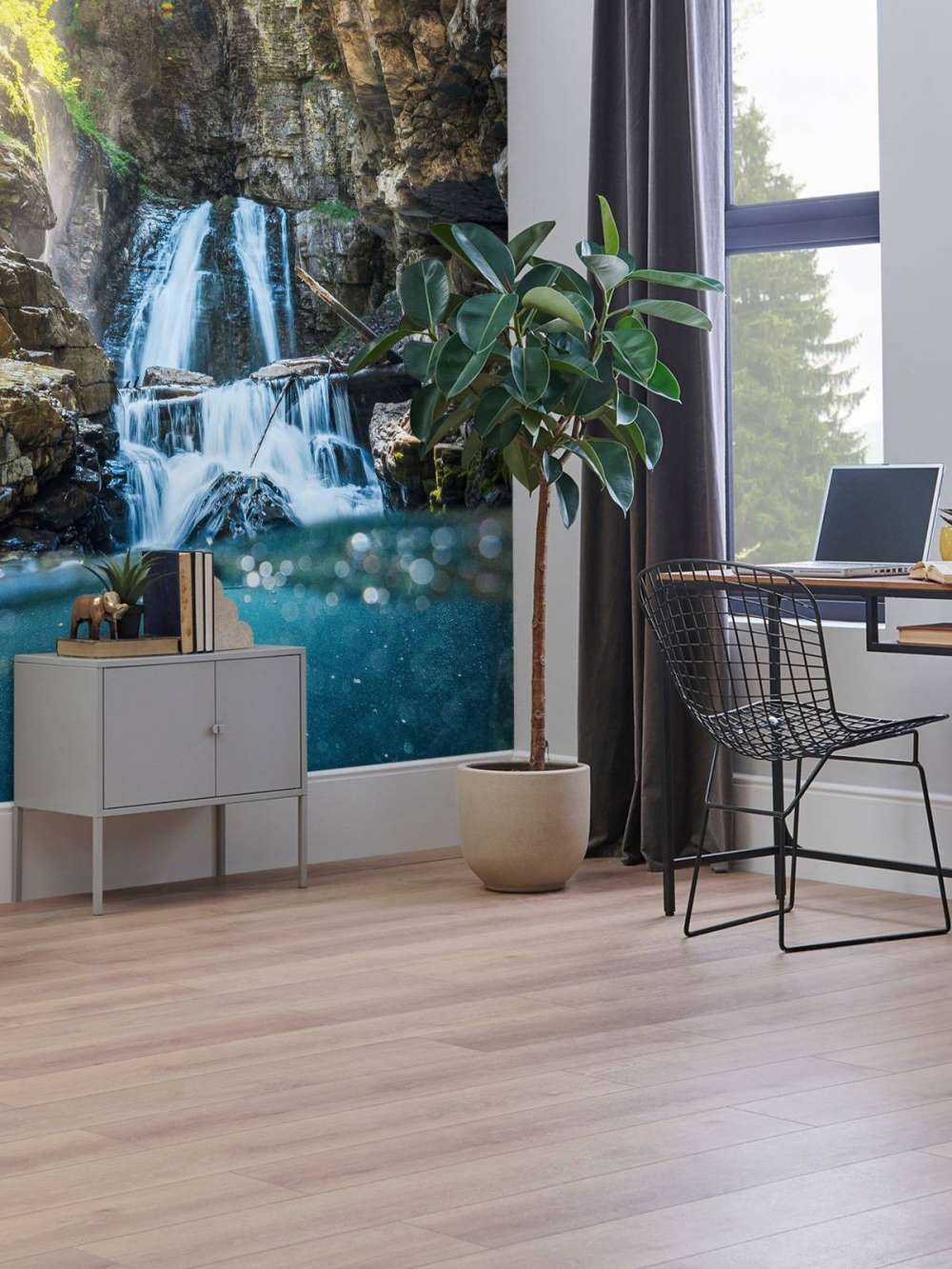 Lumière du soleil sur la cascade de montagne