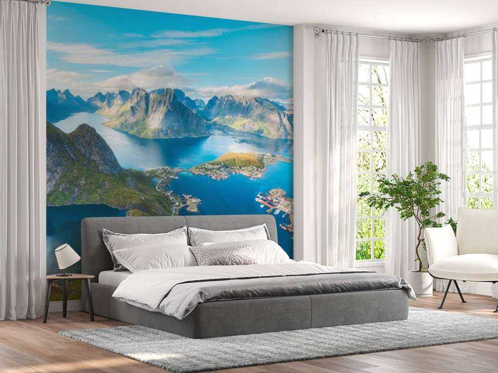 Village de montagne et fjord sous la lumière du soleil