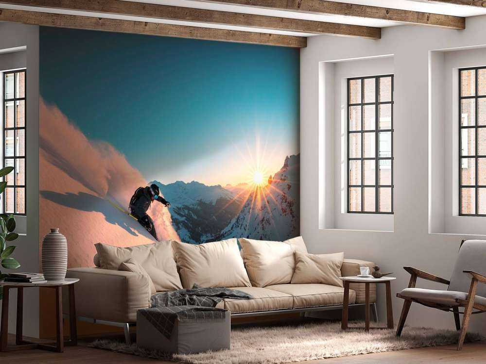 Descente enneigée au coucher du soleil enflammé.