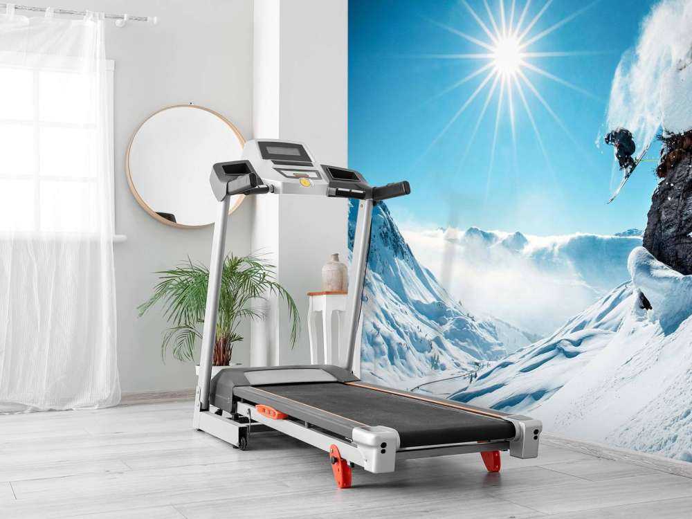 Saut libre dans un paysage enneigé baigné de soleil