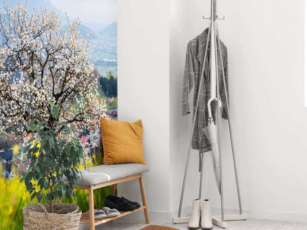 Arbre en fleurs dans la vallée de montagne au soleil de printemps.