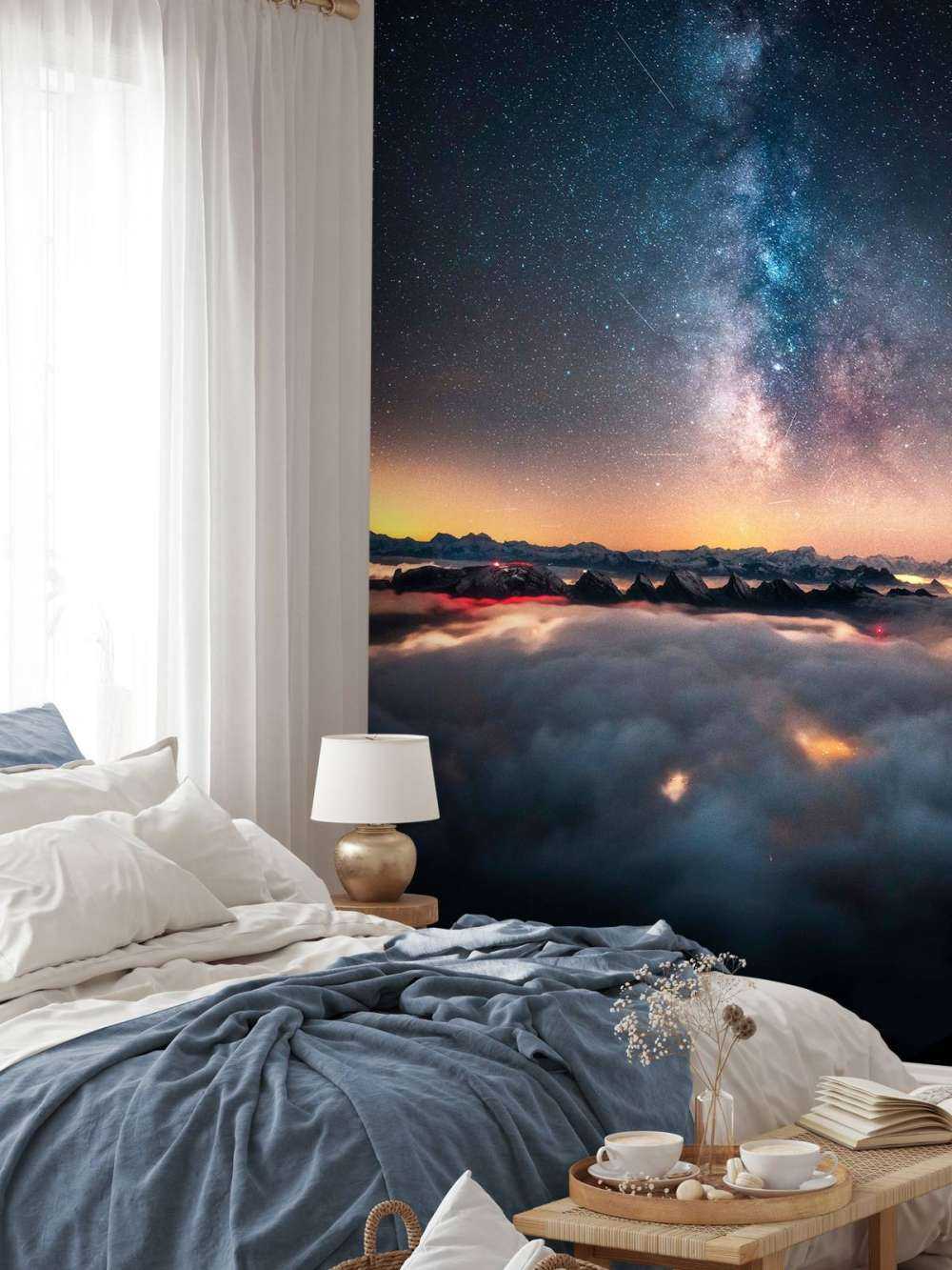 Voie lactée au-dessus de lambeaux de montagne nocturnes.