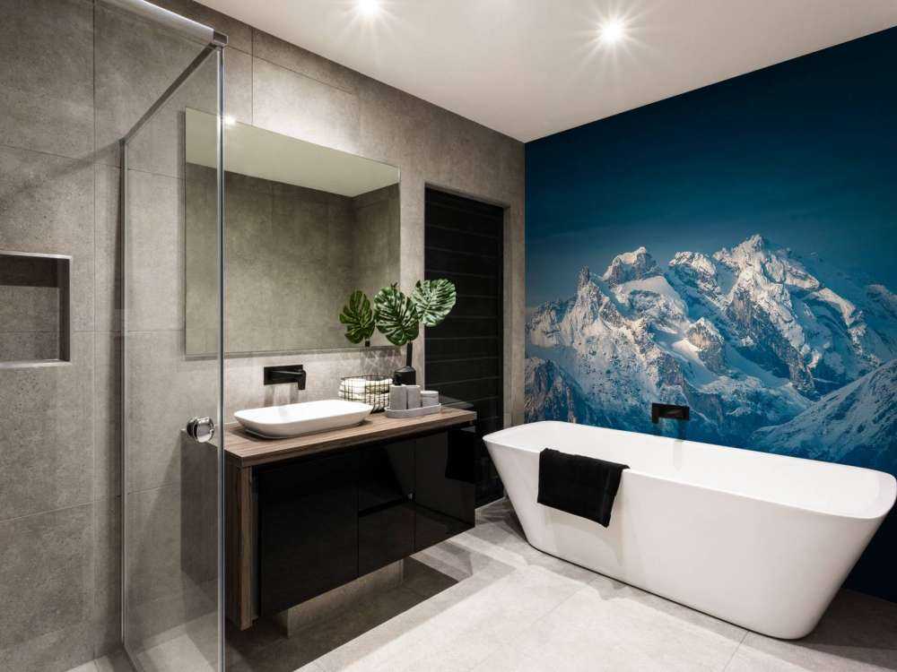 Lumière de cristal sur des sommets enneigés