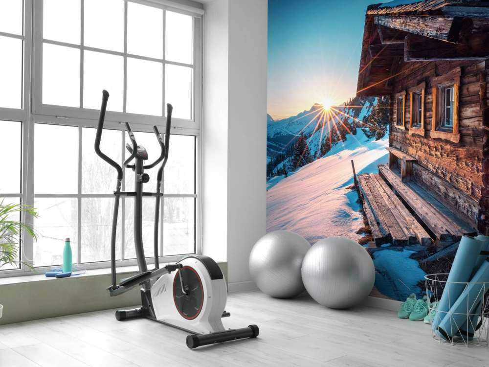 Ciel du matin près d'une cabane alpine en bois.