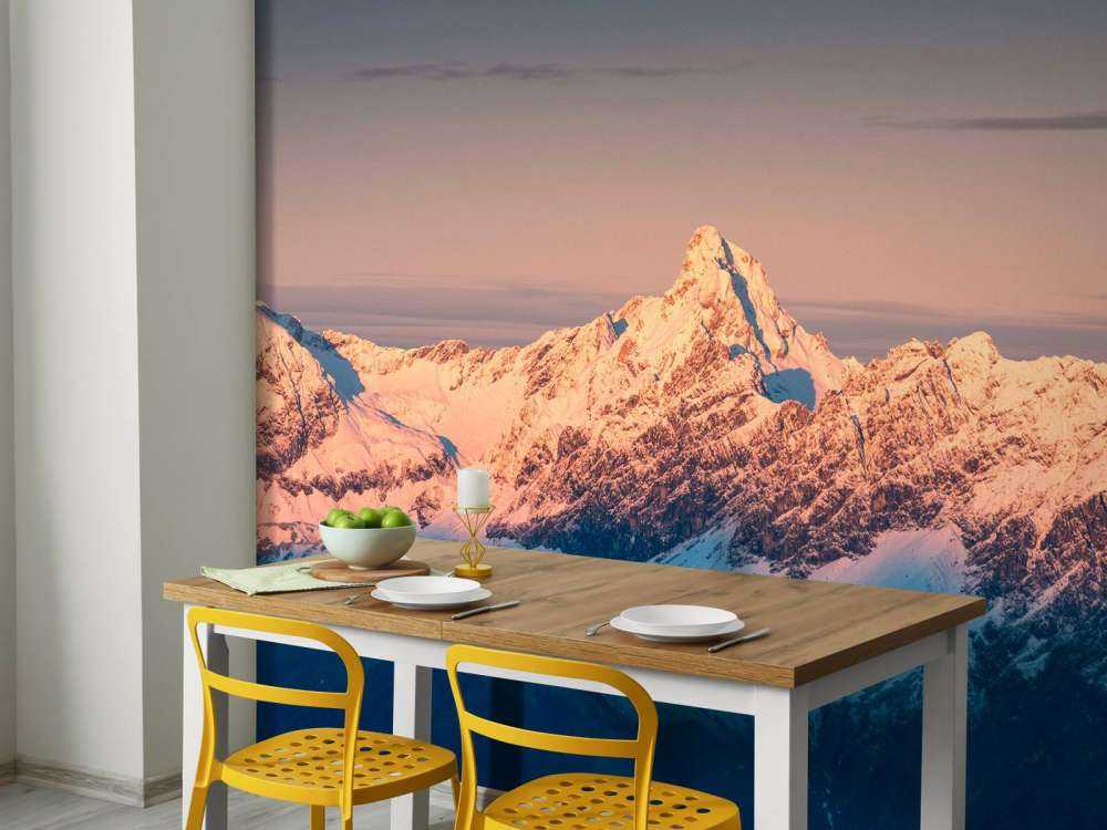 Lumière du soir sur les sommets enneigés.