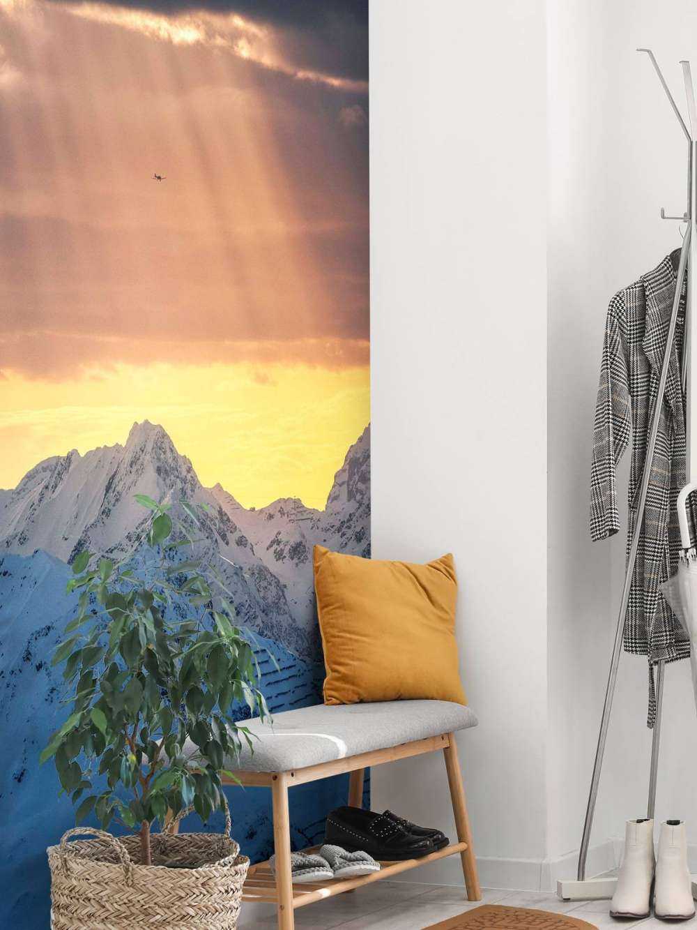 Rayons de soleil au-dessus des sommets enneigés