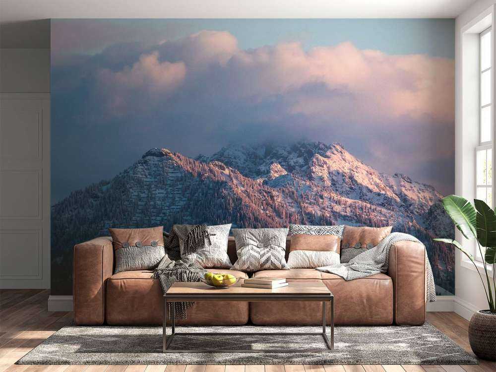 Lumière d'hiver rose sur les sommets des montagnes