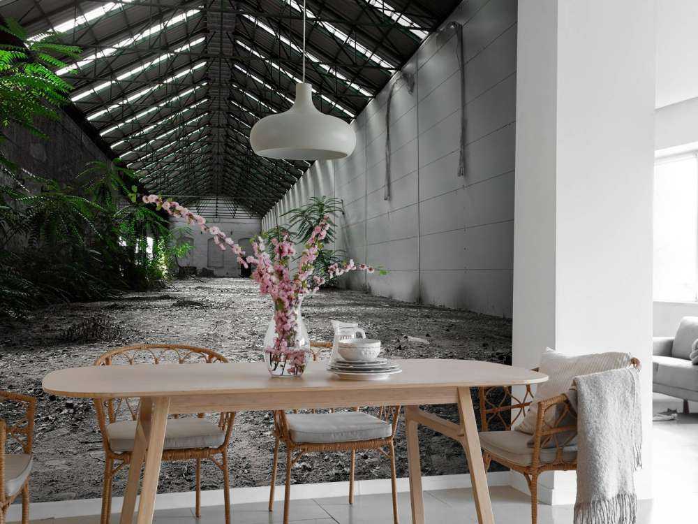 Hall industriel avec des plantes