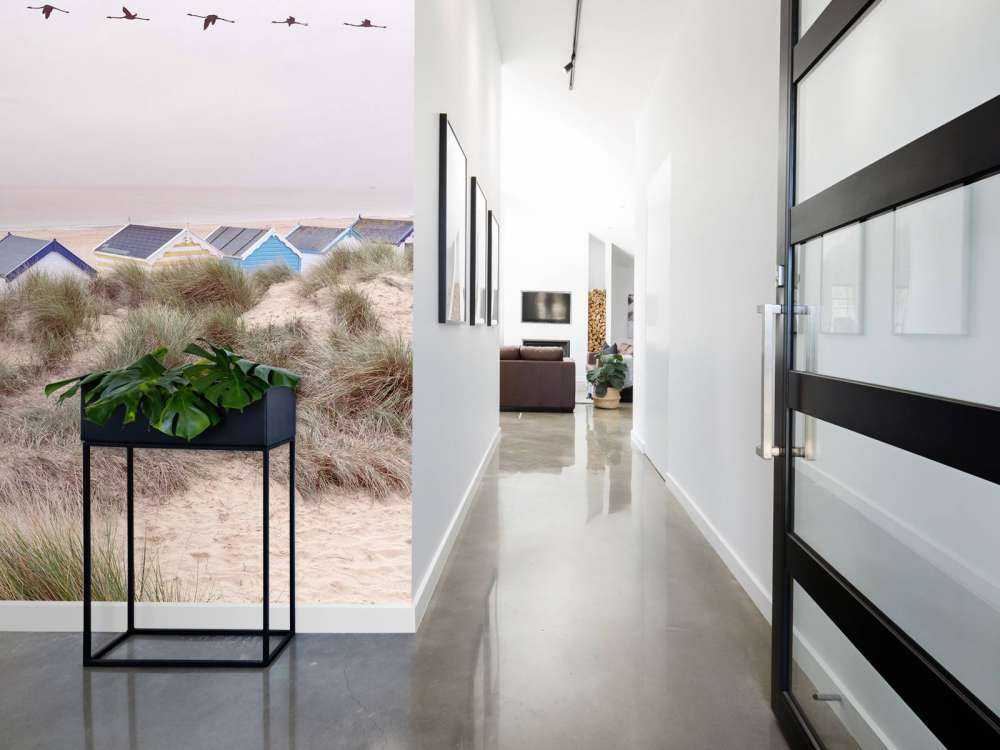 Les cabanes de plage sur le rivage sablonneux.