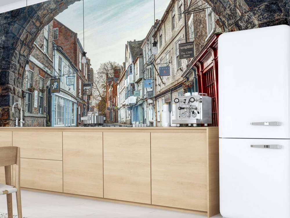Rue historique sous une porte en pierre