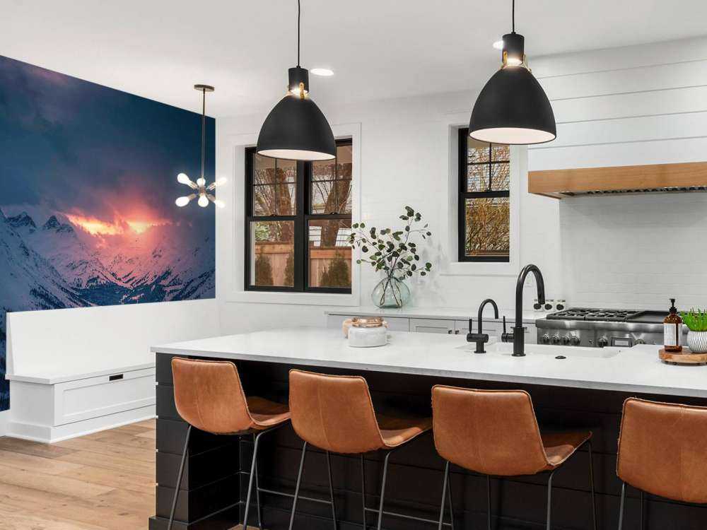 Crépuscule sur une vallée de montagne calme