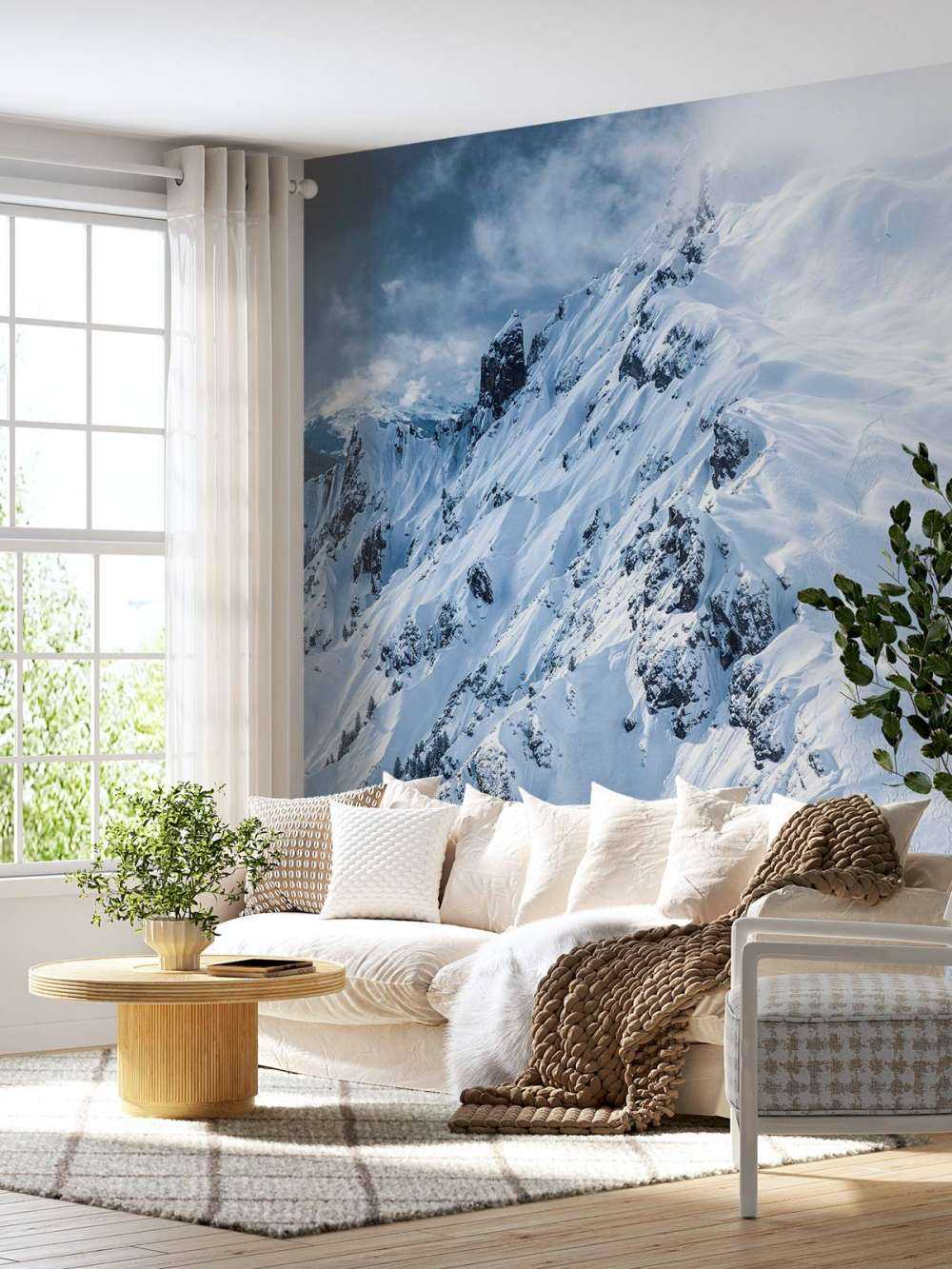 Crêtes de neige sous des nuages ​​orageux