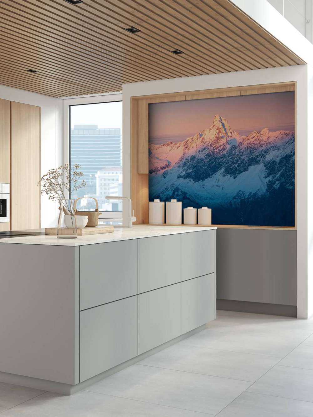 Lumière du soir sur les sommets enneigés de montagne