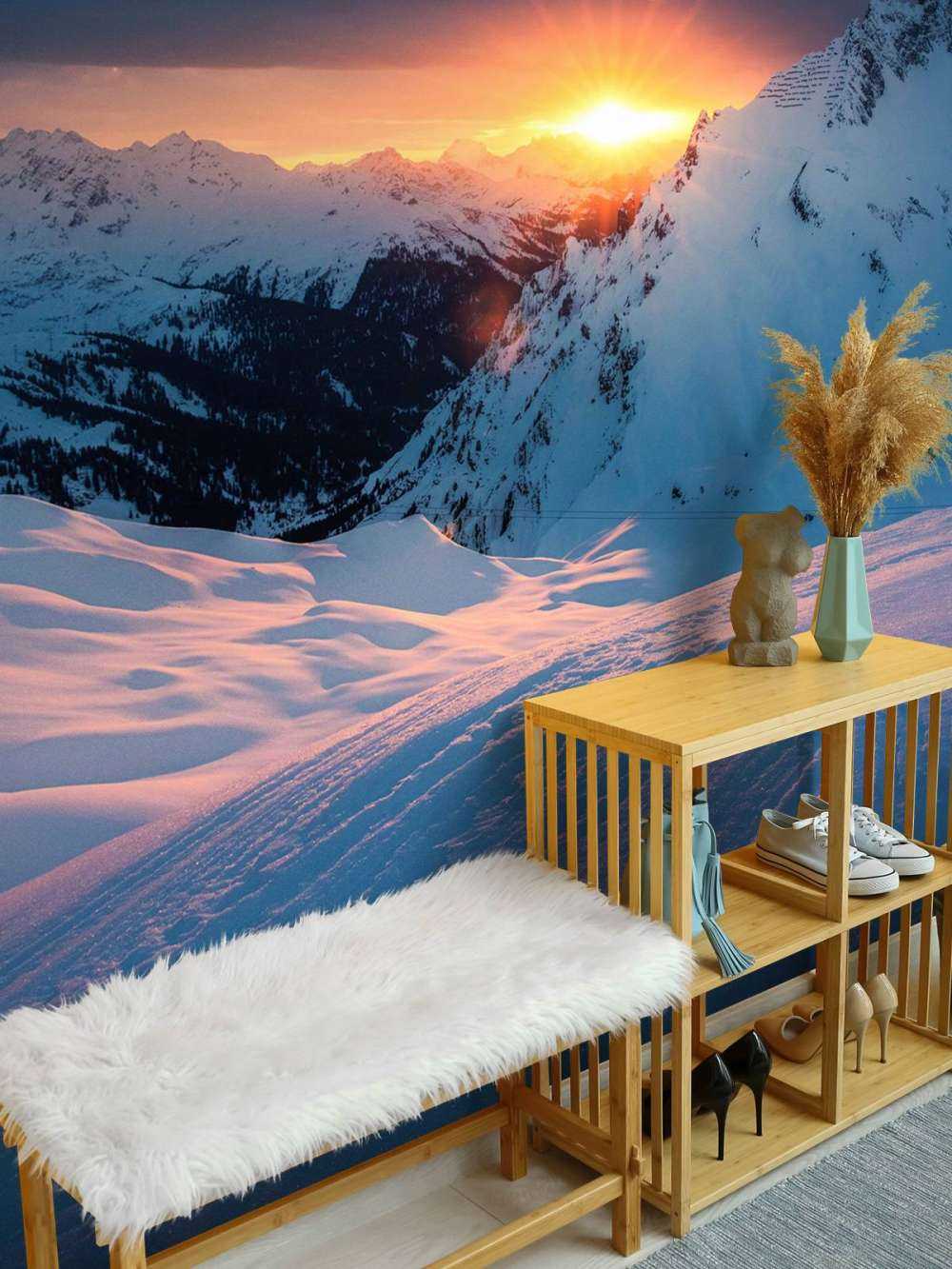 Coucher de soleil sur les sommets enneigés des Alpes.